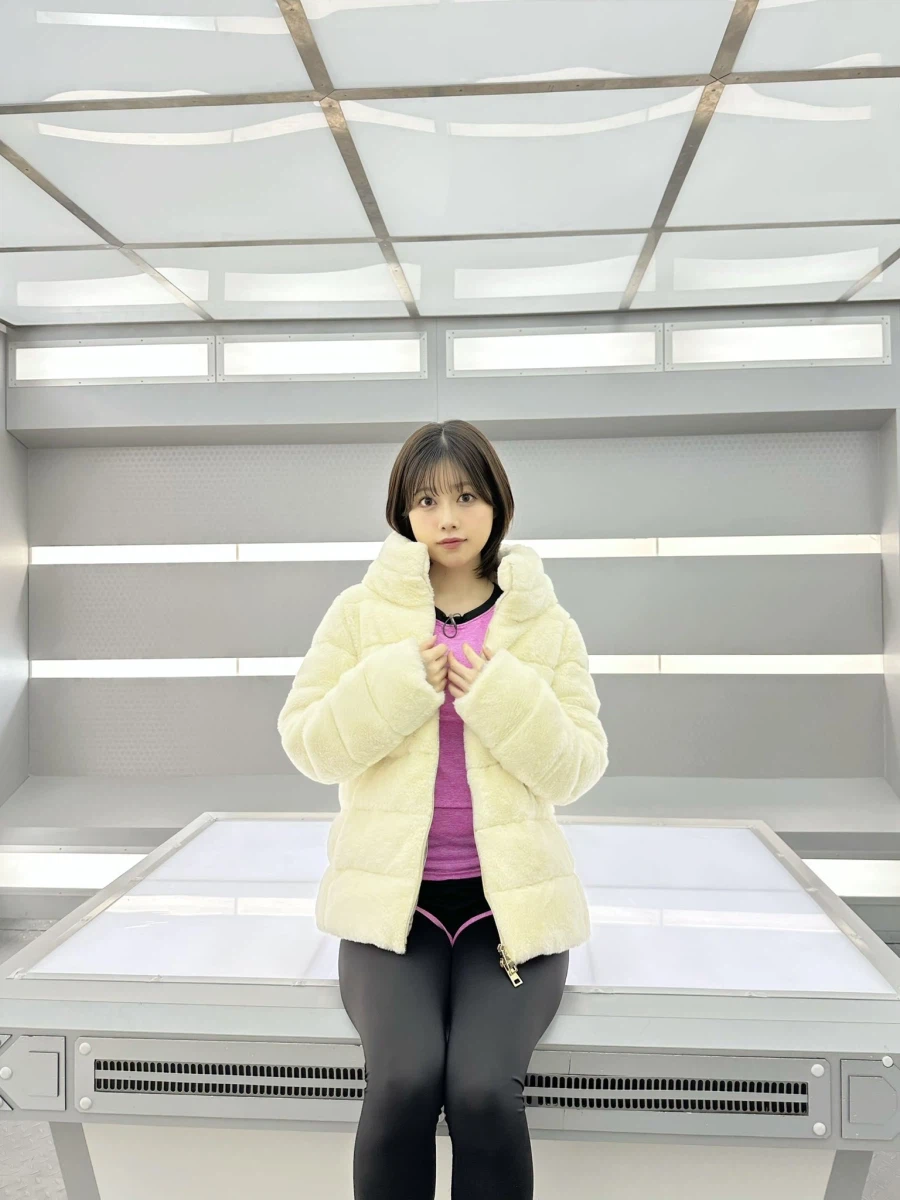 일본 헬스케어 프로그램에서 운동 자세를 선보이는 누나._2.webp