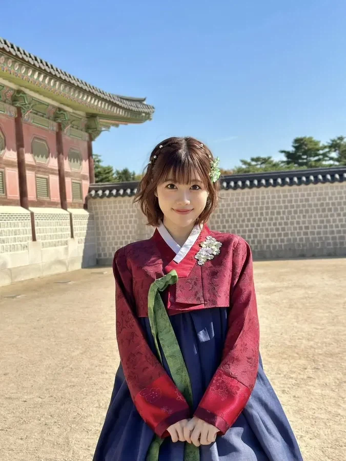 일본 헬스케어 프로그램에서 운동 자세를 선보이는 누나._4.webp