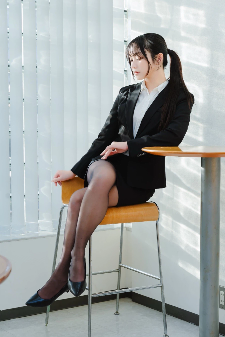 정장 입은 포니테일 직장인 여성_1.webp