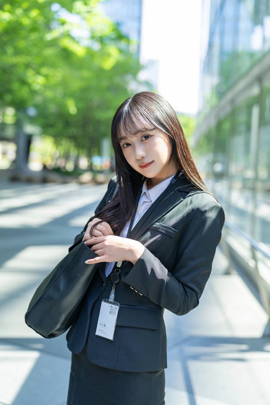 정장 입은 포니테일 직장인 여성_2.webp