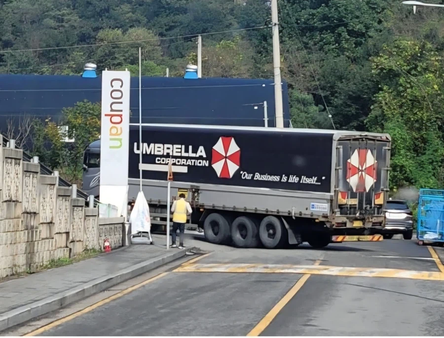 쿠팡에 이상한 로고 박힌 차량 들어가네ㅋㅋ_1.webp