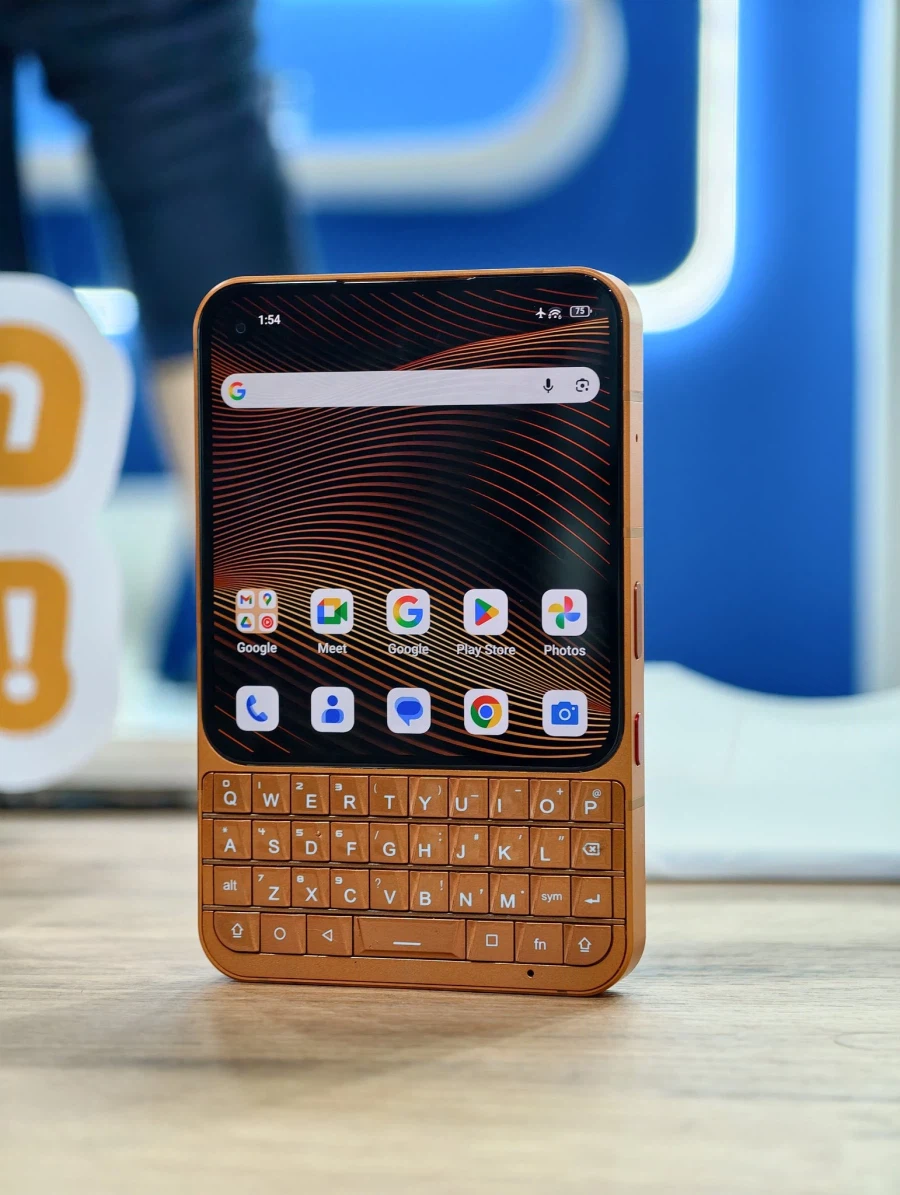 외국에서는 서브폰 용도로 꾸준히 나온다는 스마트폰_1.webp