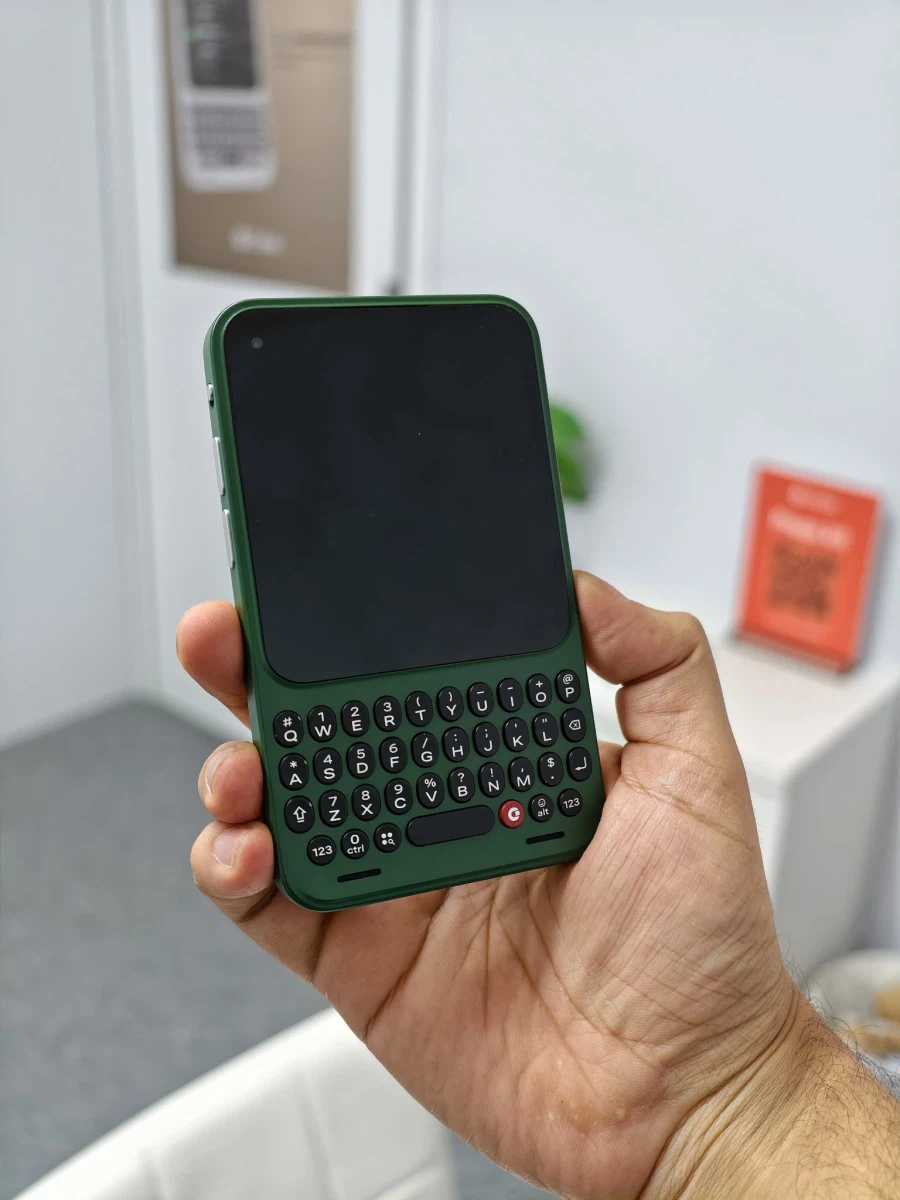 외국에서는 서브폰 용도로 꾸준히 나온다는 스마트폰_3.webp