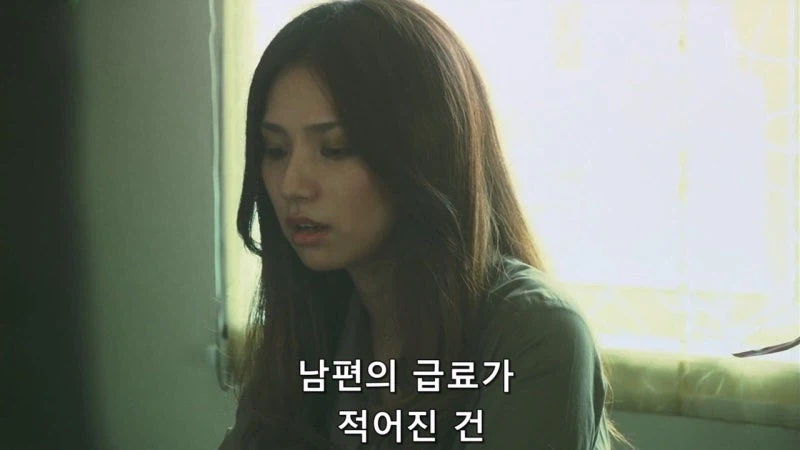 부자들만 사는 동네에서 살아남기 위해서 범죄를 저지른 유부녀_1.webp