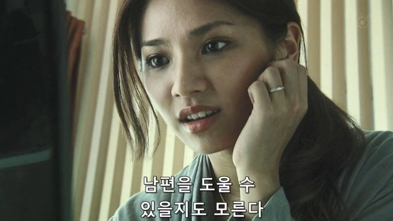 부자들만 사는 동네에서 살아남기 위해서 범죄를 저지른 유부녀_13.webp