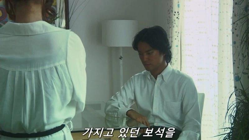 부자들만 사는 동네에서 살아남기 위해서 범죄를 저지른 유부녀_18.webp