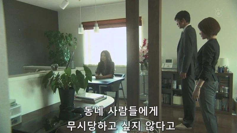 부자들만 사는 동네에서 살아남기 위해서 범죄를 저지른 유부녀_28.webp