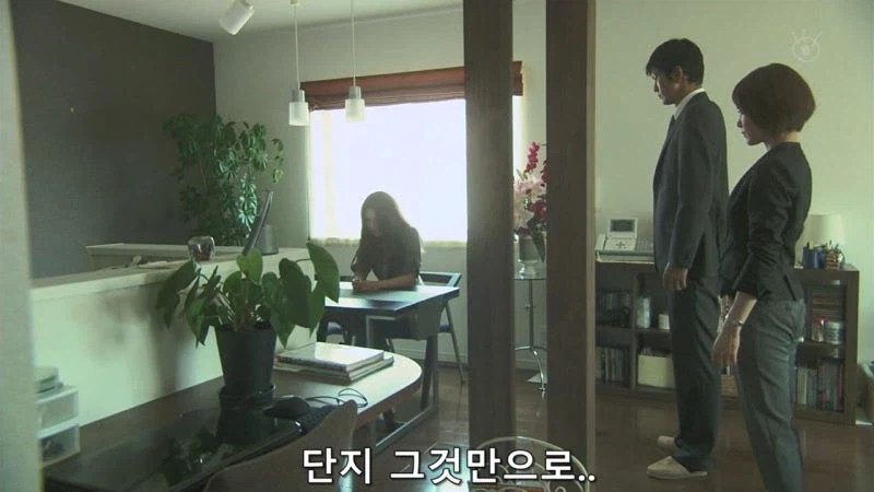 부자들만 사는 동네에서 살아남기 위해서 범죄를 저지른 유부녀_29.webp