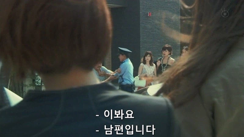 부자들만 사는 동네에서 살아남기 위해서 범죄를 저지른 유부녀_31.webp