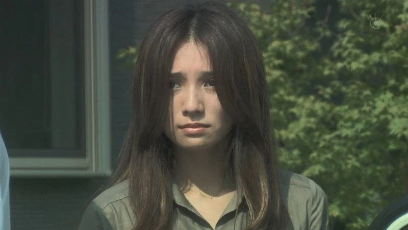 부자들만 사는 동네에서 살아남기 위해서 범죄를 저지른 유부녀_41.webp