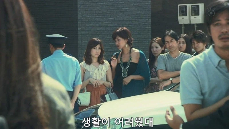 부자들만 사는 동네에서 살아남기 위해서 범죄를 저지른 유부녀_33.webp