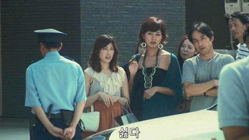 부자들만 사는 동네에서 살아남기 위해서 범죄를 저지른 유부녀_34.webp