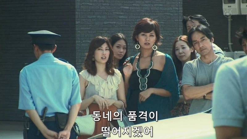 부자들만 사는 동네에서 살아남기 위해서 범죄를 저지른 유부녀_35.webp