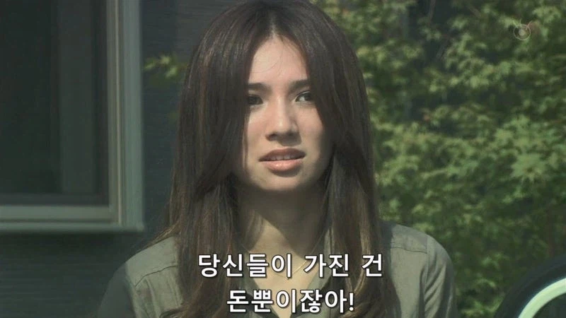 부자들만 사는 동네에서 살아남기 위해서 범죄를 저지른 유부녀_38.webp