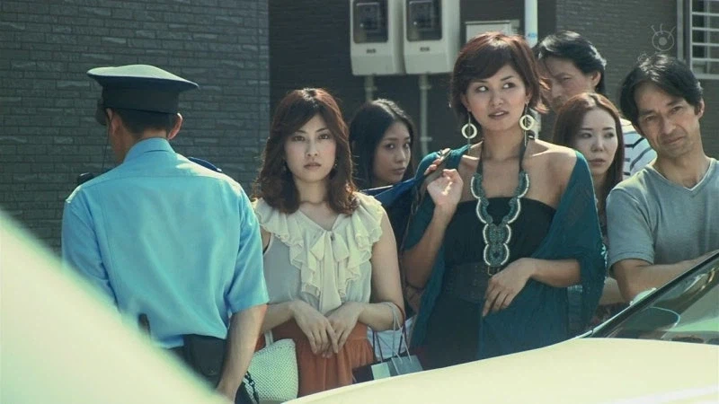 부자들만 사는 동네에서 살아남기 위해서 범죄를 저지른 유부녀_39.webp