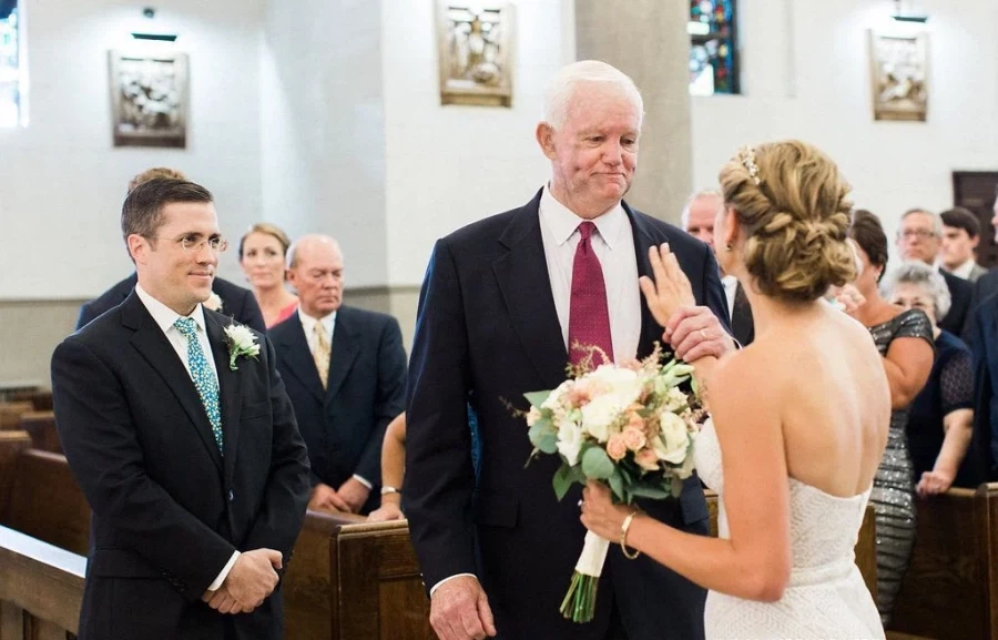 죽어서도 딸의 결혼식에서 함께 걸은 아버지.jpg_1.webp