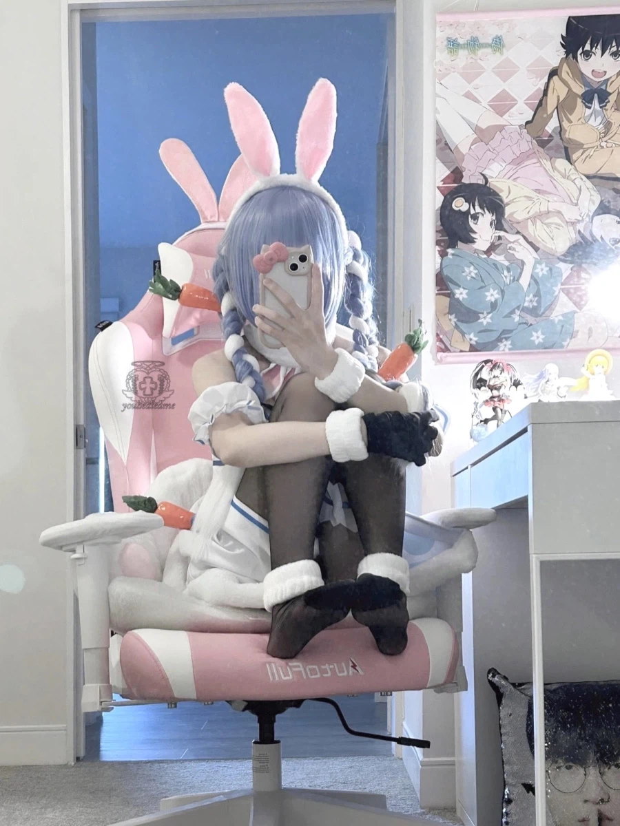 시선강탈하는 코스어_1.webp