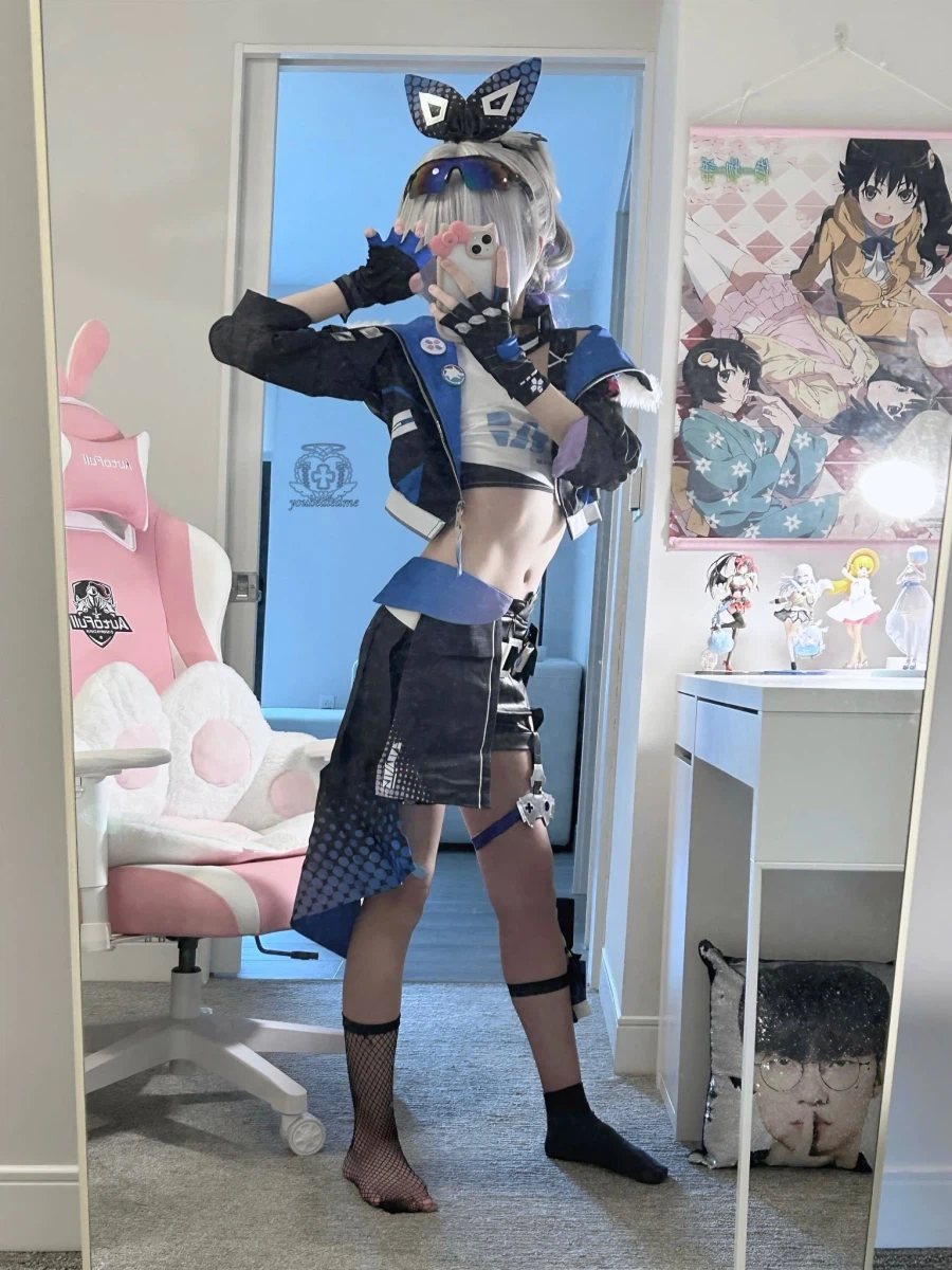 시선강탈하는 코스어_3.webp