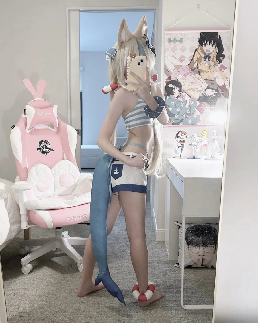 시선강탈하는 코스어_4.webp