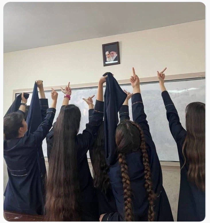 어느 이란 여고의 수업 시간_1.webp