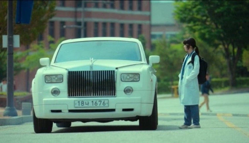 사람키만큼 높은 롤스로이스 차 높이_1.webp