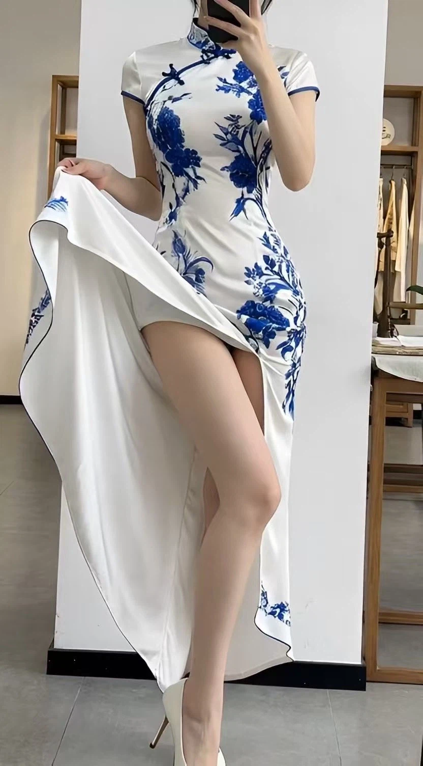 치파오를 입은 여성_3.webp