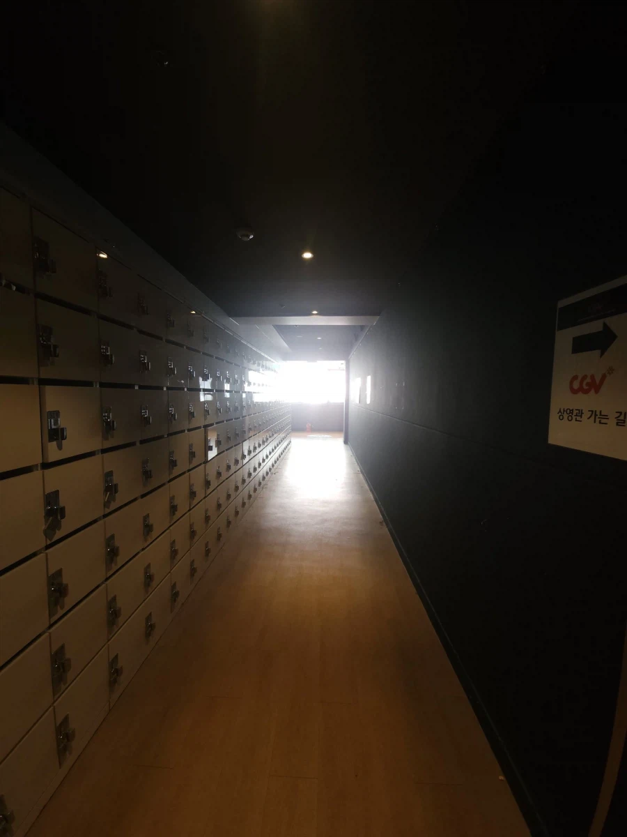 유독 백룸스러운 분위기가 많은 한국 극장.jpg_6.webp
