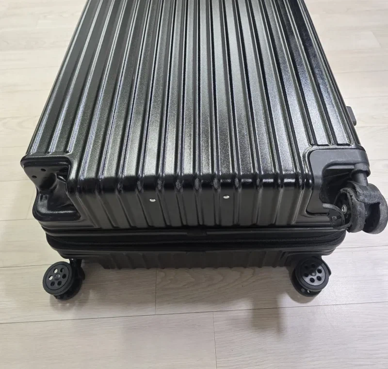 고장난 캐리어를 열었더니 전여친 옷이 나왔다.JPG_2.webp