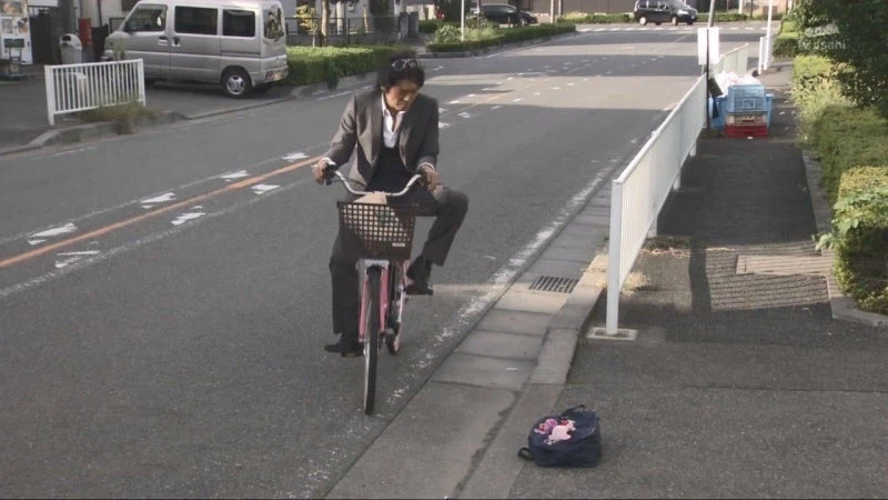 떨어진 물건 주워줬더니 보따리 내놓으라는 여고생_2.webp