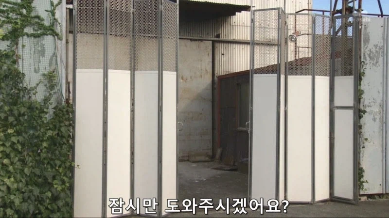 떨어진 물건 주워줬더니 보따리 내놓으라는 여고생_4.webp