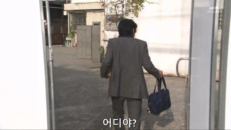 떨어진 물건 주워줬더니 보따리 내놓으라는 여고생_5.webp