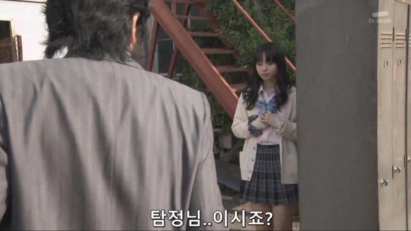 떨어진 물건 주워줬더니 보따리 내놓으라는 여고생_6.webp