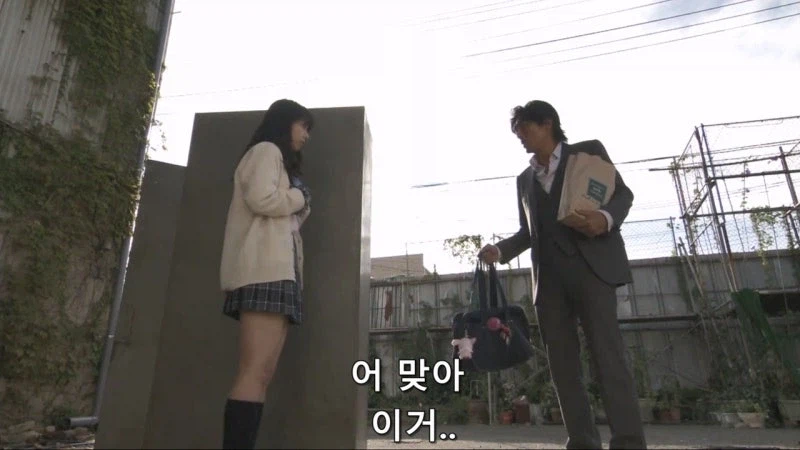 떨어진 물건 주워줬더니 보따리 내놓으라는 여고생_7.webp