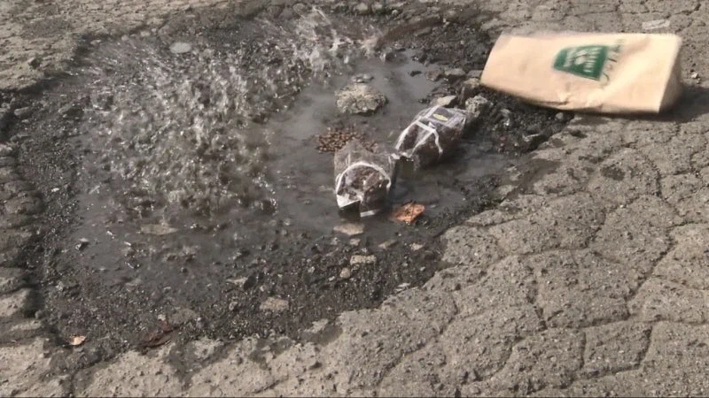 떨어진 물건 주워줬더니 보따리 내놓으라는 여고생_15.webp