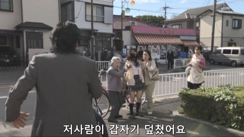 떨어진 물건 주워줬더니 보따리 내놓으라는 여고생_17.webp