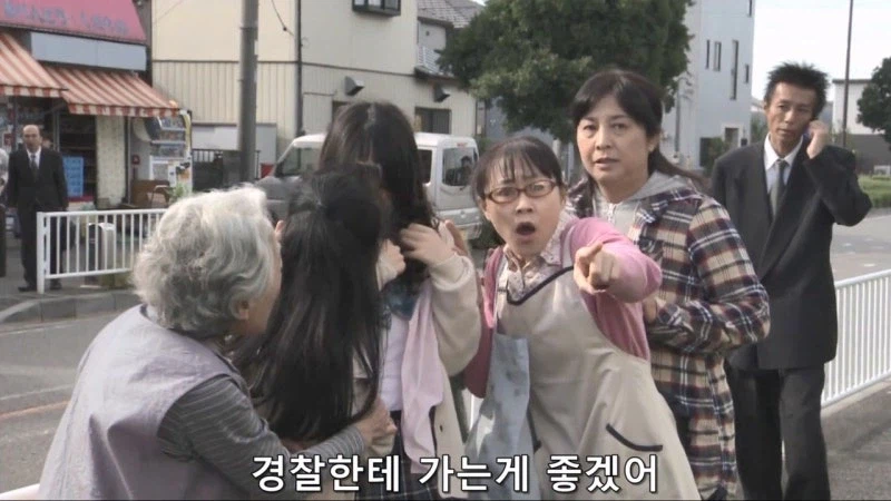 떨어진 물건 주워줬더니 보따리 내놓으라는 여고생_19.webp