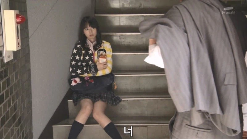 떨어진 물건 주워줬더니 보따리 내놓으라는 여고생_26.webp