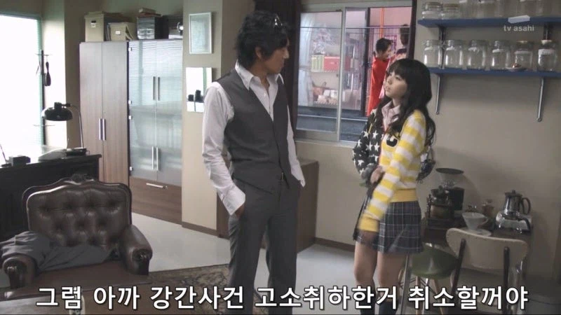 떨어진 물건 주워줬더니 보따리 내놓으라는 여고생_30.webp