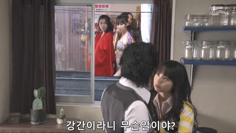 떨어진 물건 주워줬더니 보따리 내놓으라는 여고생_34.webp