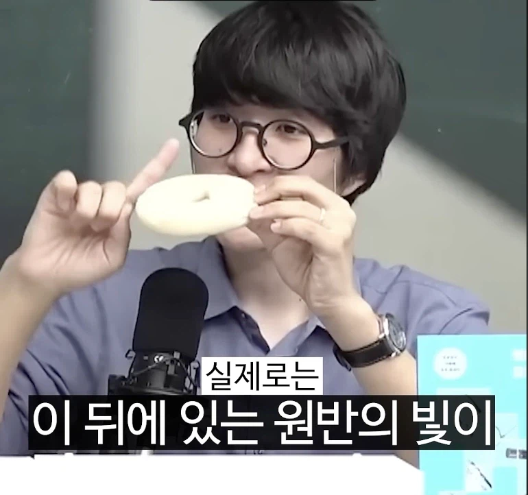 베이글을 이용해서 블랙홀 모양을 이해시킨다면?_8.webp