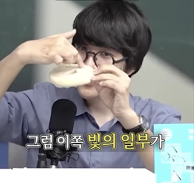 베이글을 이용해서 블랙홀 모양을 이해시킨다면?_11.webp