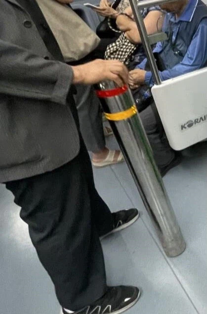 어르신의 지팡이가 심상치 않다_1.webp