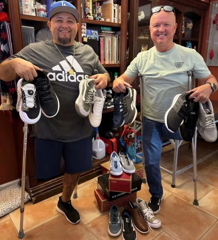 둘이서 신발 한켤레 사서 나눠신음_1.webp