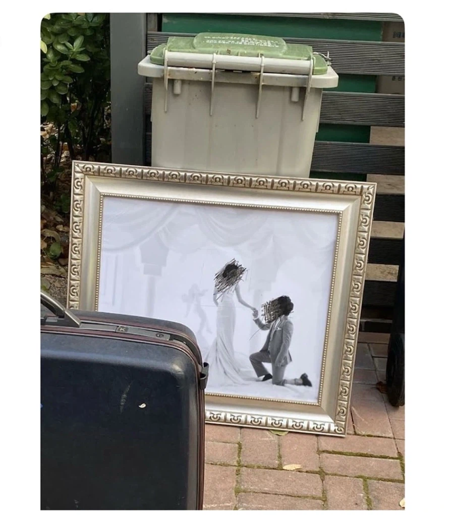 쓰레기통 앞에서 발견된 결혼식 액자_1.webp