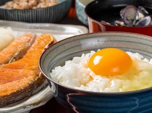 일본에서는 계란 노른자를 주메뉴 위에 얹은 걸 종류물문 육회라고 한다며_2.webp