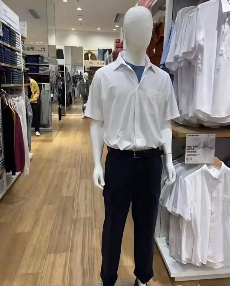 어딘가 오타쿠들한테 익숙한 유니클로 마네킹_1.webp