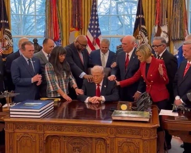 이란은 21세기에도 신정국가 유지해서 망하는거지;;_3.webp