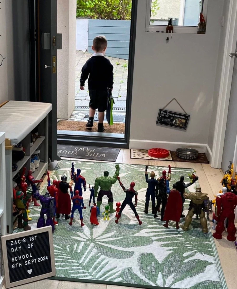 어느 아이의 인생 첫 등교일_1.webp