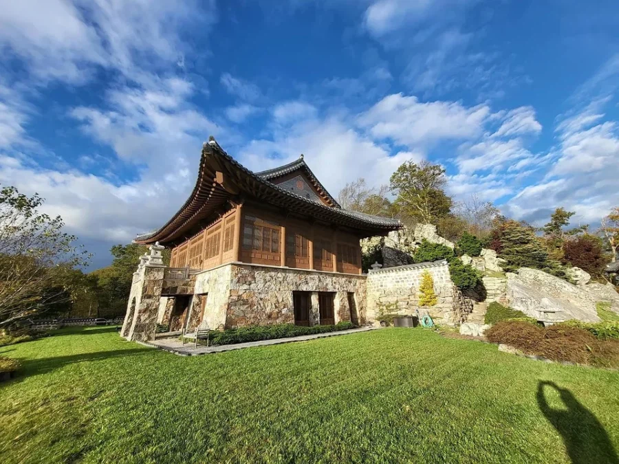 고즈넉한 산속에 있는 한옥 단독주택_2.webp