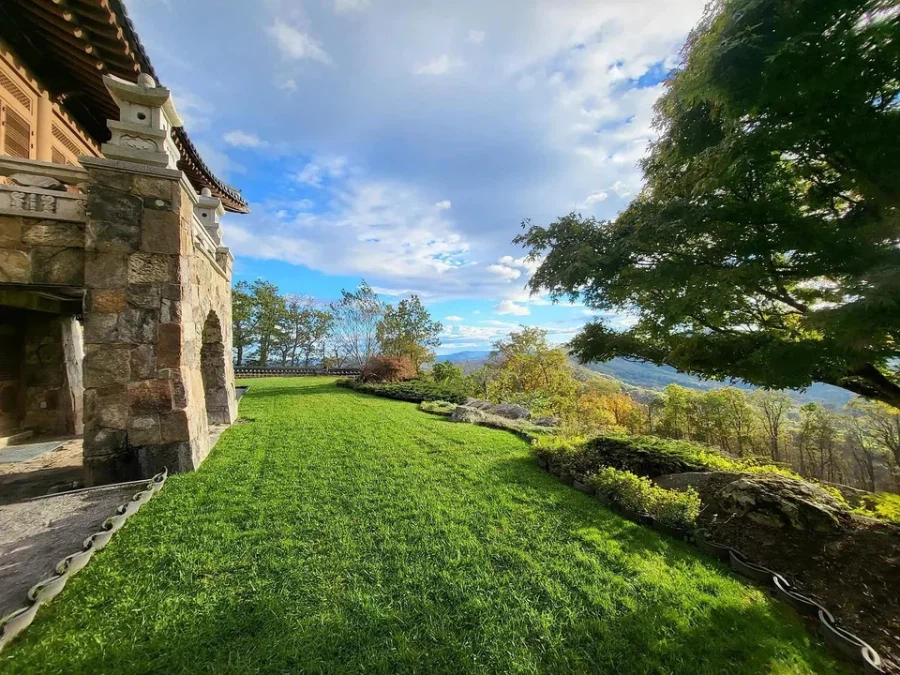 고즈넉한 산속에 있는 한옥 단독주택_3.webp